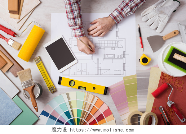 专业装饰师绘制房屋项目与工作机具，油漆辊和彩色色板周围，顶视图专业室内设计师，在办公桌前工作